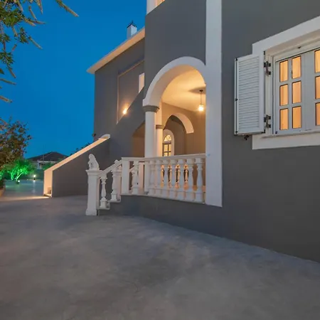 Villa Erato Family *