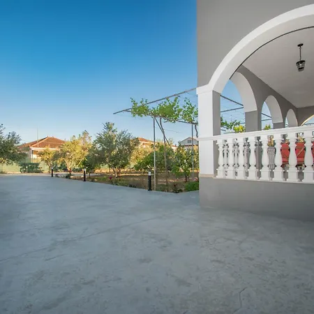 Erato Family * Mouzákion