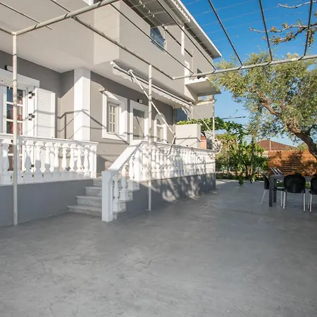 Villa Erato Family Mouzákion