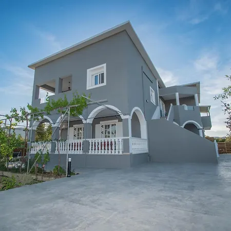 Erato Family Mouzákion