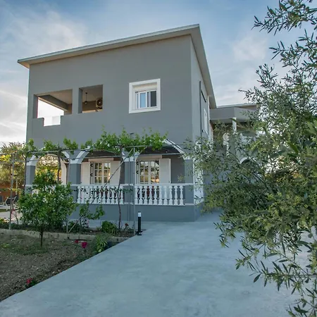 Villa Erato Family *