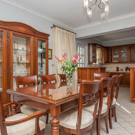 Villa Erato Family Mouzákion